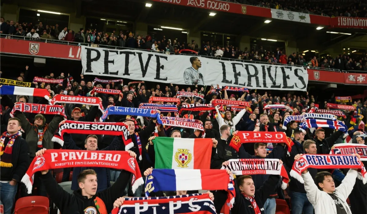 看台上身披不同球衣的球迷一起高举横幅告别传奇球员