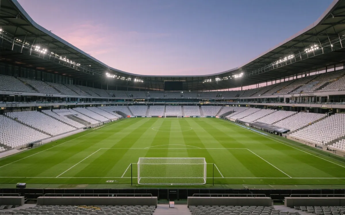 现代足球场内景，看台与草坪视线清晰，黄昏光线，旅行摄影风格